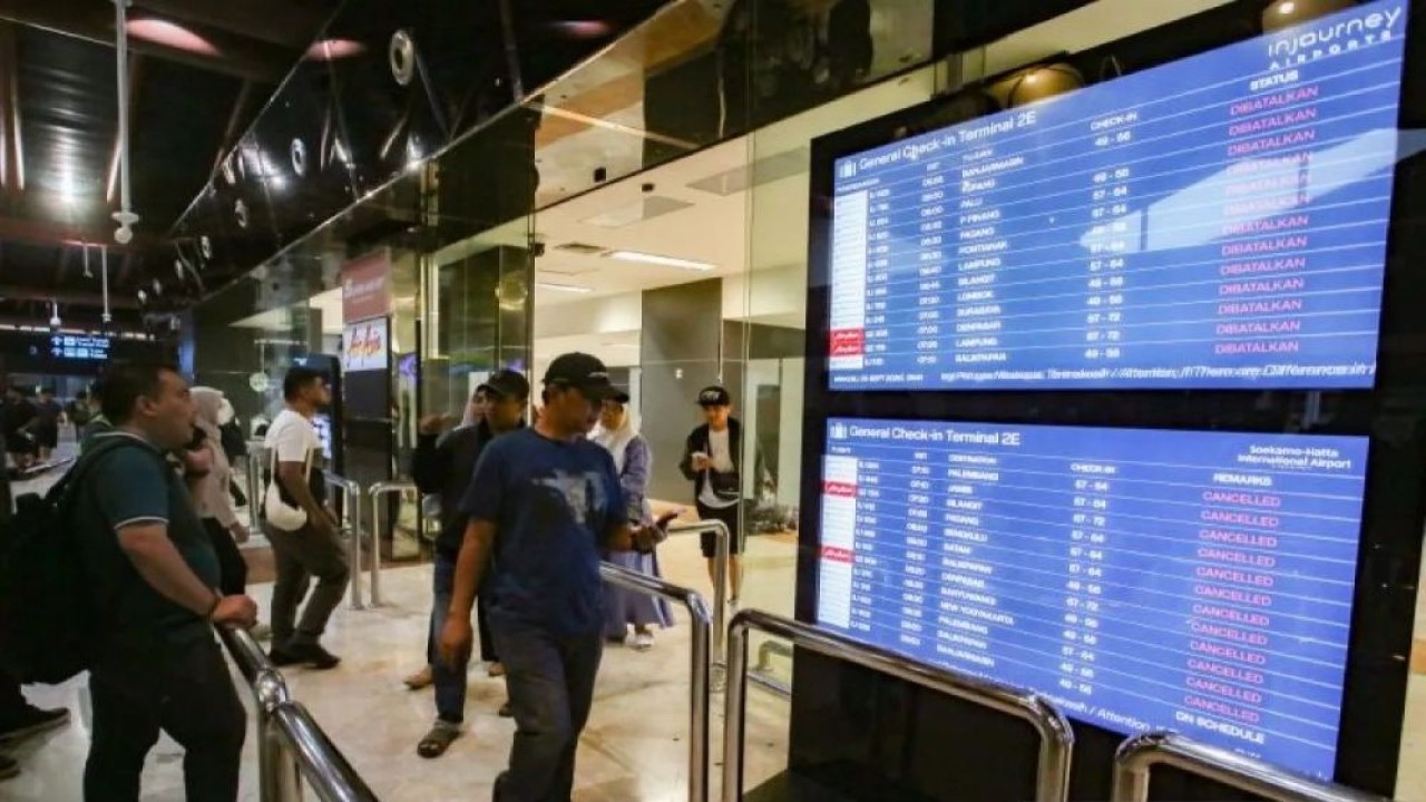 Calon penumpang melihat layar monitor jadwal penerbangan yang ada di Terminal 2 keberangkatan Bandara Soekarno Hatta, Tangerang, Banten, Minggu (6/9/2026). Berdasarkan Notice To Airmen atau NOTAM yang dikeluarkan AirNav Indonesia, Bandara Soekarno Hatta ditutup sementara untuk seluruh aktivitas penerbangan karena adanya indikasi sebaran abu vulkanik dari Gunung Anak Krakatau. (Foto: ANTARA FOTO/Muhammad Iqbal/YU)