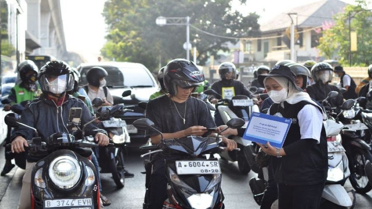 BRI Peduli selaku payung dari program Tanggung Jawab Sosial (TJSL) BRI bergerak cepat dengan membagikan masker dan vitamin kepada warga di sejumlah titik dengan mobilitas tinggi di wilayah Jakarta dan Lampung. (Foto: Dok/Istimewa)