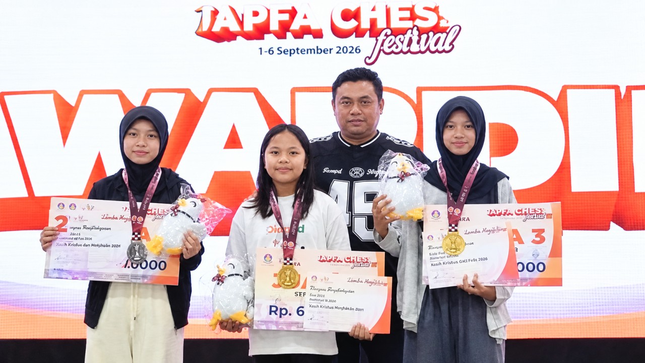 WNM Veronica Jefany Sheryl Kichi Makalew (kedua kiri) dan para pemenang kategori Senior Putri bersama Bendahara PB Percasi Rahmat Nasution/ist