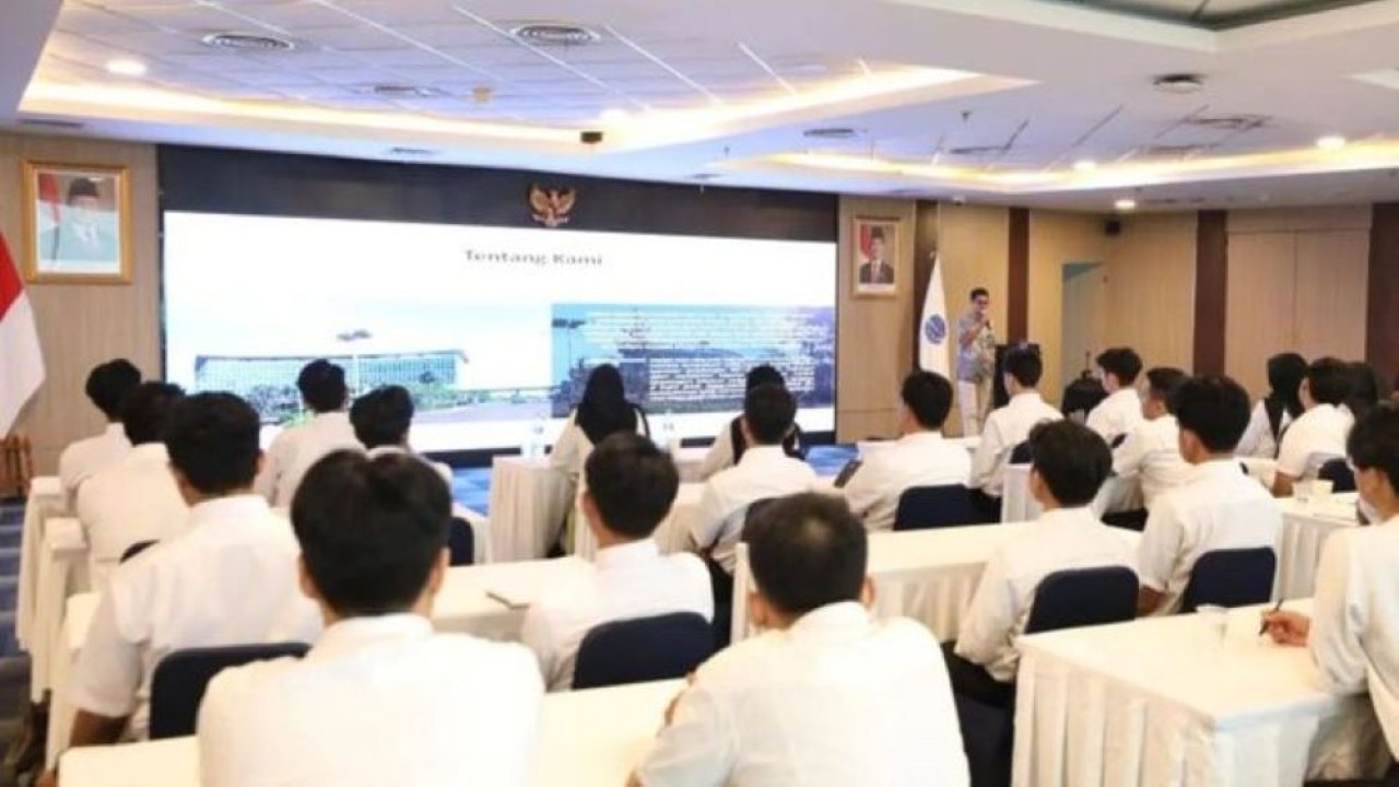 Arsip - Sebanyak 50 peserta dari lulusan baru perguruan tinggi di Indonesia mengikuti seleksi program Maganghub Kementerian Ketenagakerjaan (Kemnaker) tahun 2025 di Kantor Pusat AirNav Indonesia. (Foto: Antara)