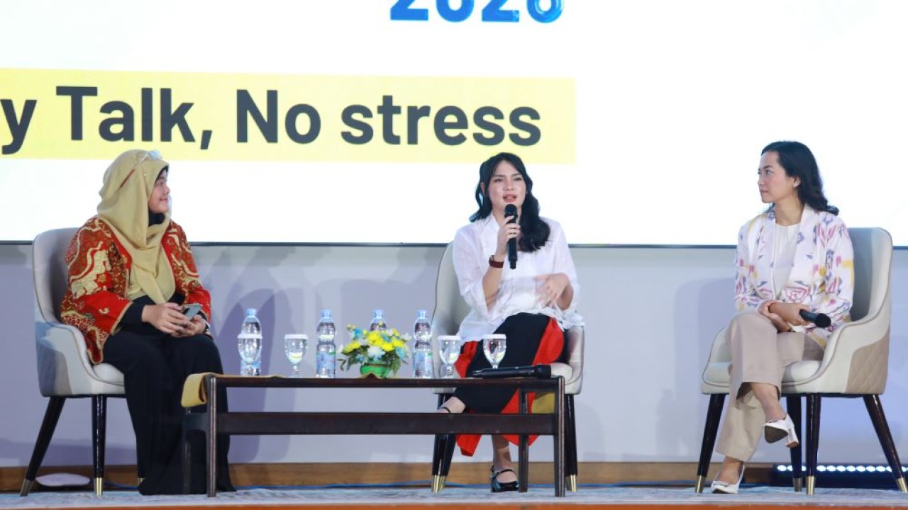 Davina Karamoy (tengah) berbagi pengalaman soal kemandirian finansial dalam program NTV Goes to Campus di Universitas Indonesia.