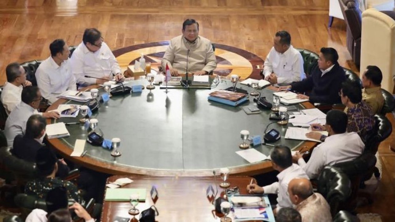 Presiden Prabowo Subianto memimpin rapat terbatas bersama sejumlah menteri di Hambalang, Kabupaten Bogor, pada Selasa, 1 September 2026. (Foto: Istimewa)