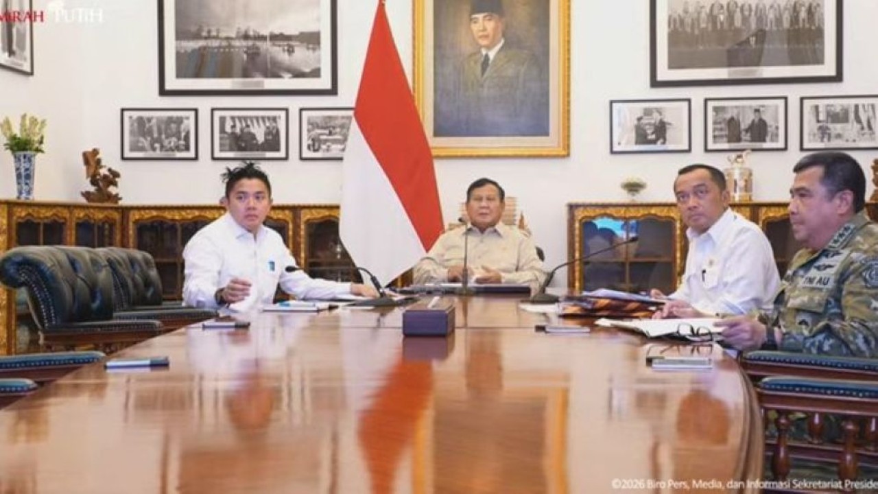Presiden Prabowo memimpin rapat terbatas penanganan bencana alam gempa NTT, erupsi Anak Gunung Krakatau, dan perkembangan penanganan Karhutla dengan para Kepala Daerah. (Foto: Istimewa)