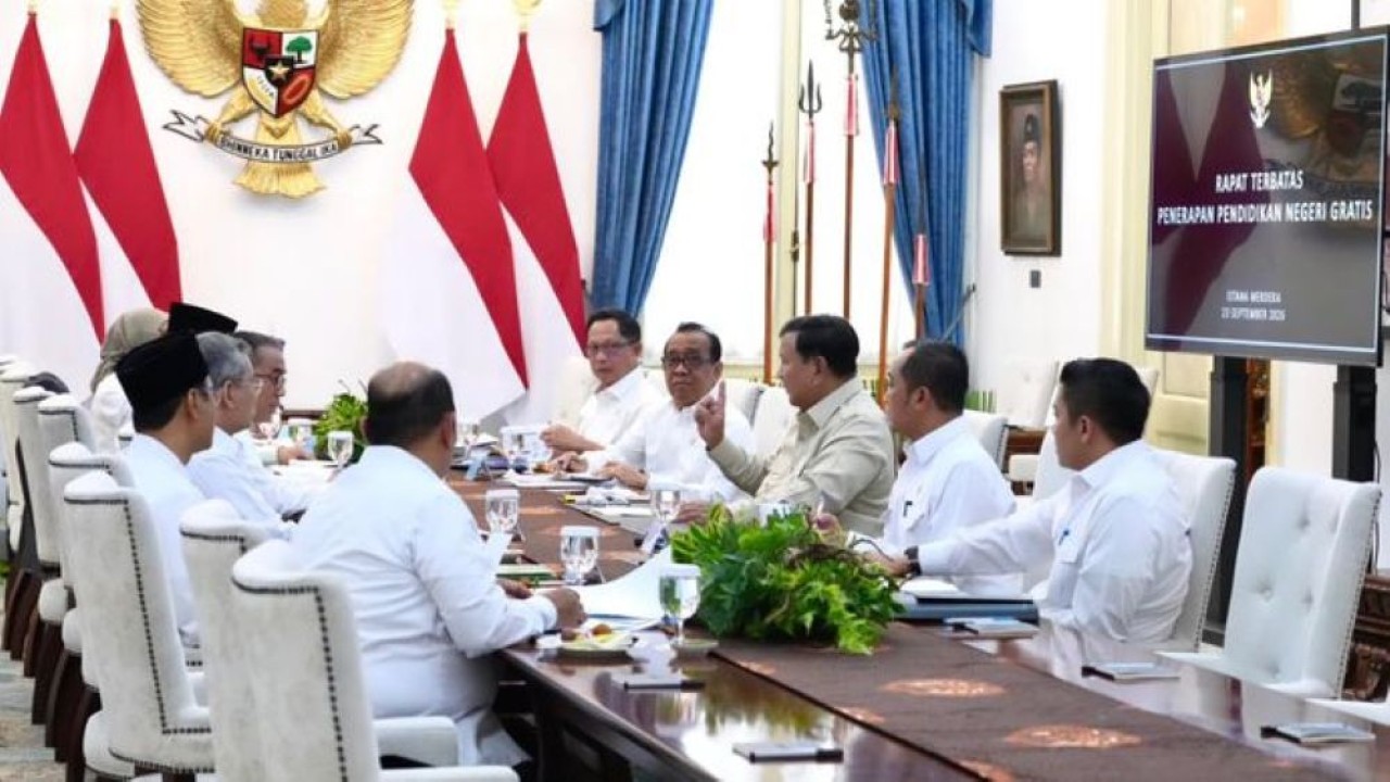 Presiden Prabowo Subianto memimpin rapat terbatas yang membahas percepatan penerapan pendidikan gratis di sekolah negeri sebagai langkah memperluas akses pendidikan bagi masyarakat Indonesia. (Foto: Istimewa)