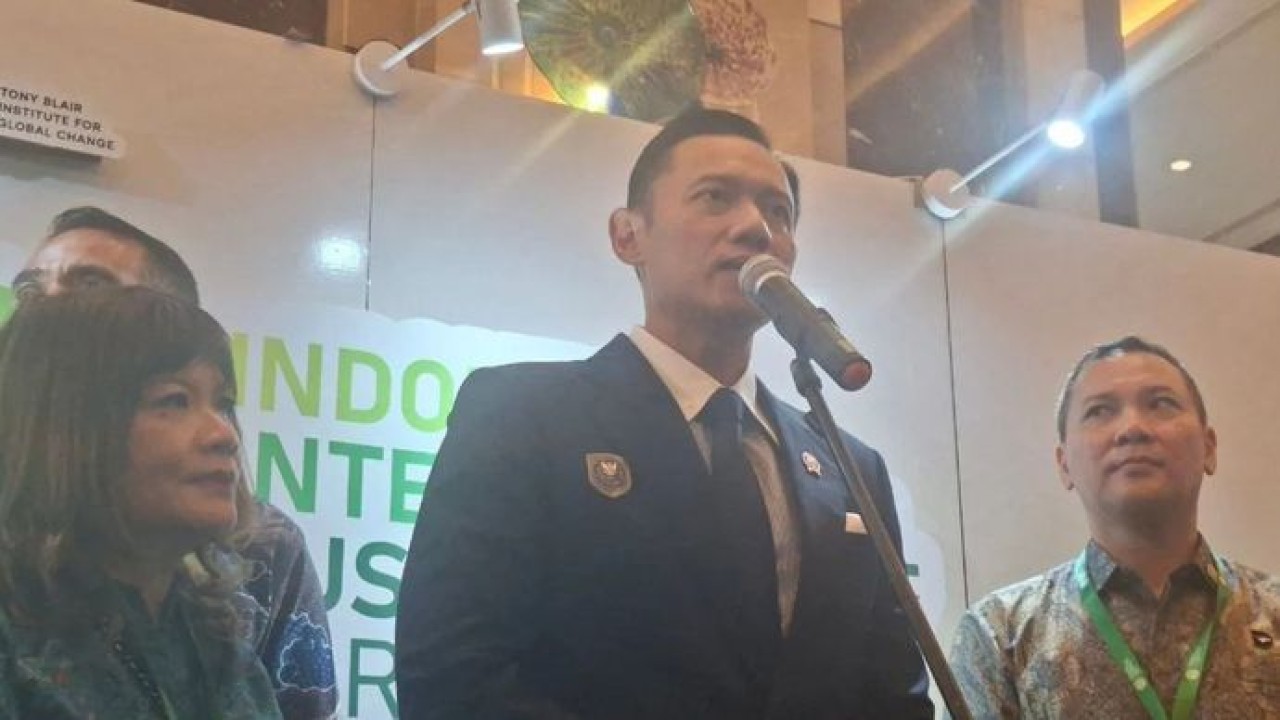 Menteri Koordinator Bidang Infrastruktur dan Pembangunan Kewilayahan (Menko Infra) Agus Harimurti Yudhoyono (AHY) menyampaikan keterangan kepada wartawan di Jakarta, Rabu (7/10/2026). (Antara)