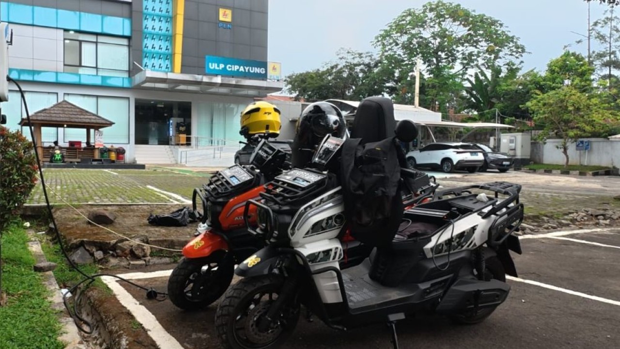 Dua unit motor listrik bergaya adventure Indomobil e-Motor Tyranno mengikuti kegiatan touring pada 3-4 Oktober 2026 bersama sekitar 40 jurnalis otomotif nasional. (Foto: Dok/PENA 2026)