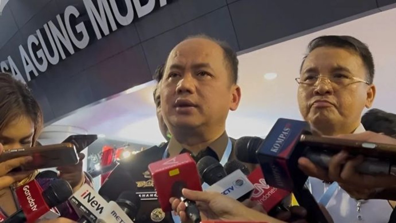 Kepala Pusat Penerangan Hukum Kejaksaan Agung Anang Supriatna memberikan keterangan pers di Gedung Kejaksaan Agung, Jakarta (Antara)
