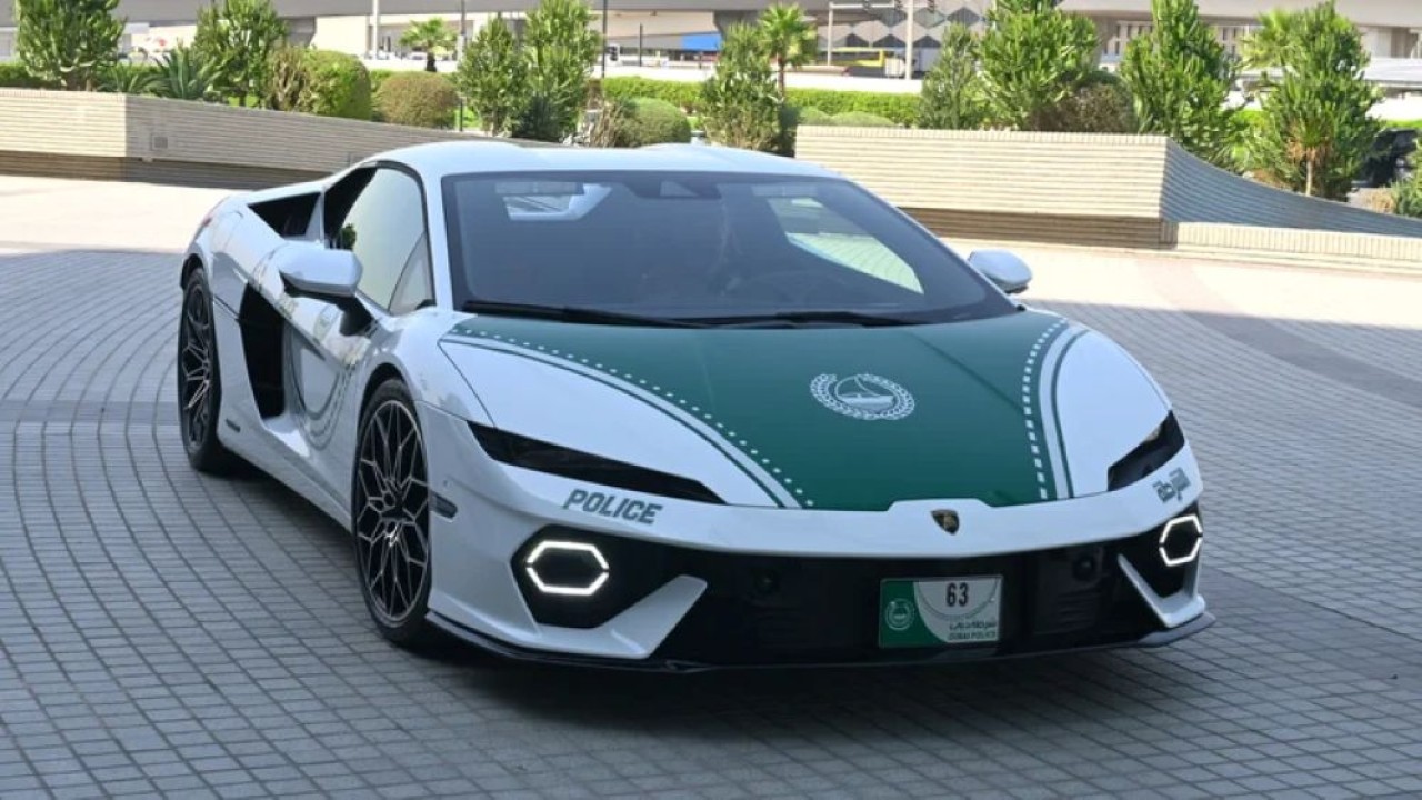 Kepolisian Dubai memperkuat armada mobil supernya dengan menghadirkan Lamborghini Temerario Hybrid yang tampil dengan corak khas putih dan hijau. (Foto: Istimewa via Carscoops)