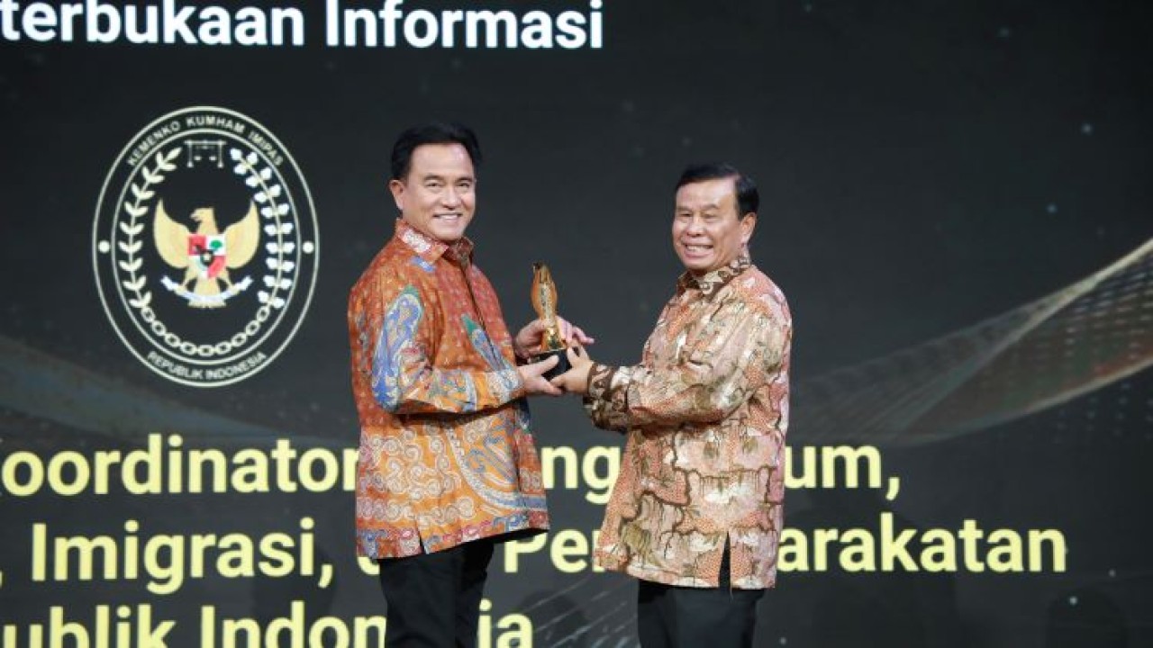 Menko Bidang Hukum, Hak Asasi Manusia, Imigrasi, dan Pemasyarakatan RI Yusril Ihza Mahendra menerima penghargaan Nusantara Award 2026 yang diserahkan oleh Presiden Komisaris NT Corp Nurdin Tampubolon/Foto: Toga Ibnu Pratama.
