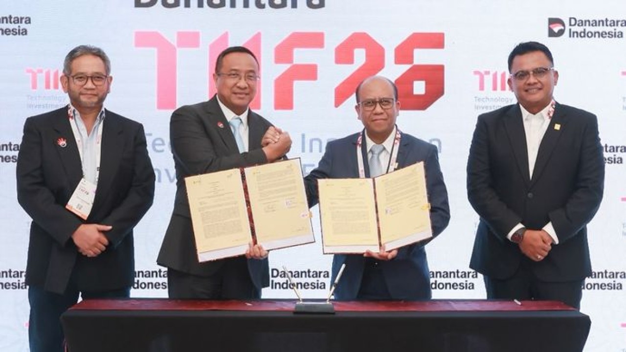 Penandatanganan Nota Kesepahaman penyediaan tenaga listrik untuk kegiatan usaha Telkom Group antara PLN yang diwakili Direktur Utama PLN, Suroso Isnandar (kedua dari kanan) didampingi Direktur Retail dan Niaga PLN, M. Fahrur Rozy (kanan) dengan Telkom Indonesia yang diwakili Direktur Utama Telkom Indonesia, Nanang Hendarno (kedua dari kiri) didampingi Direktur Strategic Business Development and Portofolio Telkom Indonesia, Seno Soemadji (kiri) di acara Danantara Technology Innovation Investment Forum (DTIIF) 2026, Selasa (27/10). (PLN)