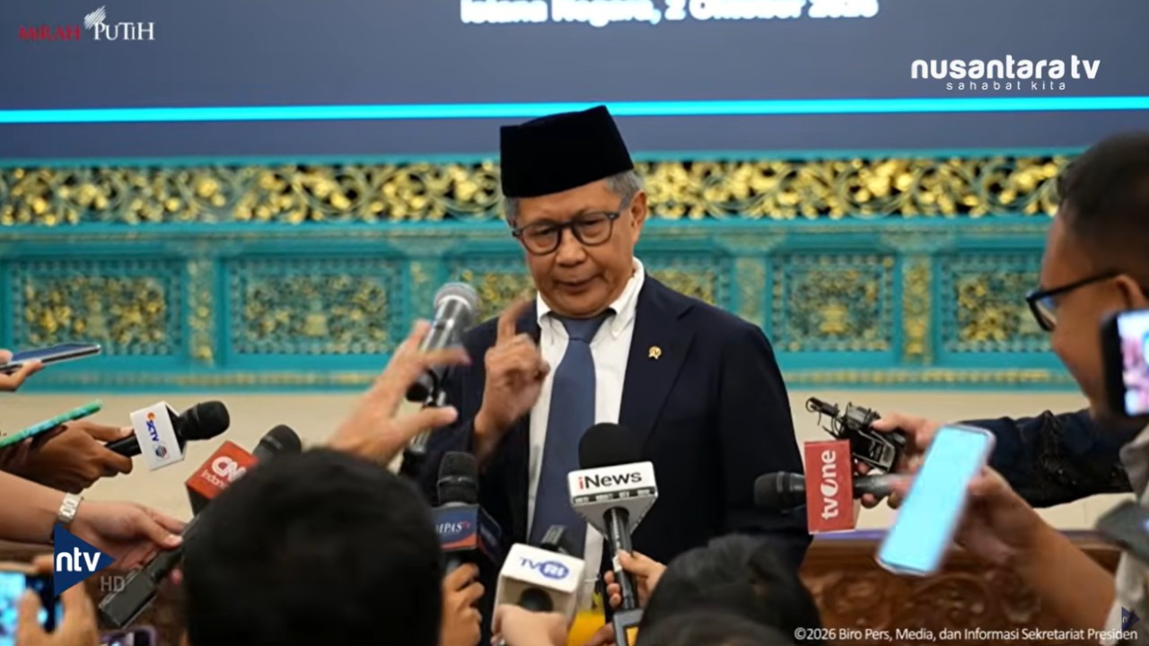 Anggota Dewan Pertimbangan Presiden (Wantimpres) Rocky Gerung memberikan keterangan pers usai dilantik sebagai Anggota Wantimpres di Kompleks Istana Kepresidenan Jakarta, Jumat (2/10/2026)