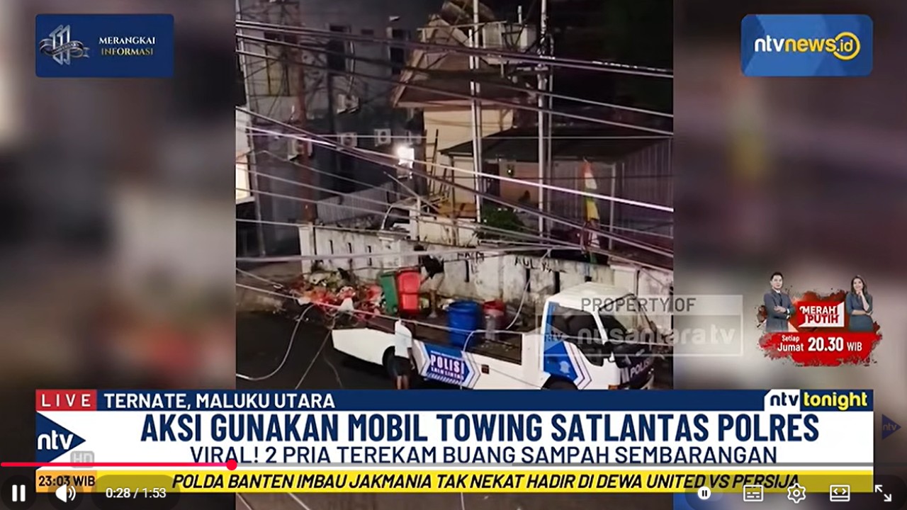 Video amatir yang beredar di media sosial, dua orang pria terlihat sedang membuang sampah dari tong yang dibawa menggunakan mobil towing polisi di tepi Jalan Raya Kelurahan Stadion Kecamatan Ternate Tengah atau depan kantor PMI.
