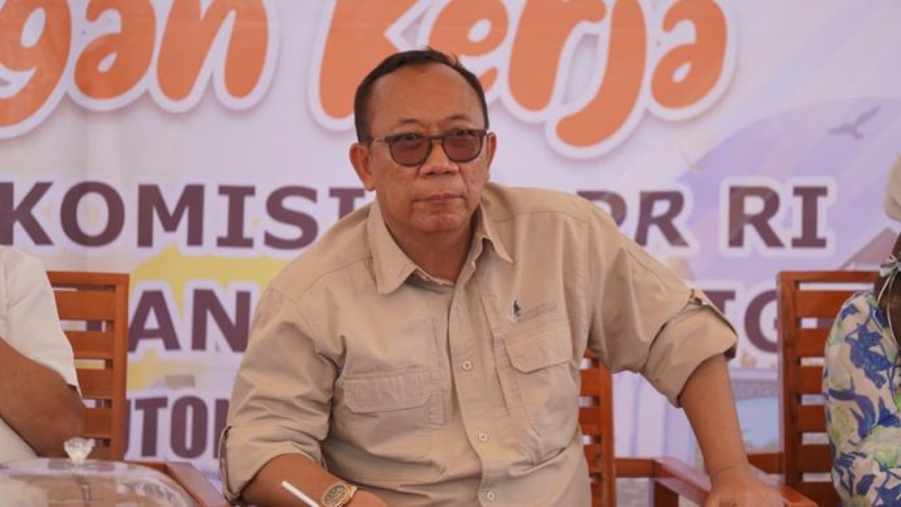 Wakil Ketua Komisi V DPR RI, Ridwan Bae, saat memberikan keterangan dalam rangkaian kunjungan kerja penguatan pembangunan kawasan transmigrasi di Kabupaten Muna.